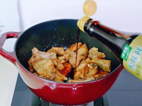 加入料酒，生抽，十三香翻炒。