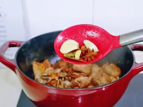 再加入提前准备好的葱姜及香料。小火翻炒2分钟。