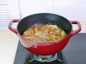 再加入纯净水，没过排骨就好。