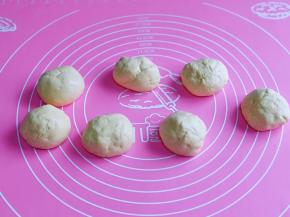 发酵好的面团分量7等份，揉圆。