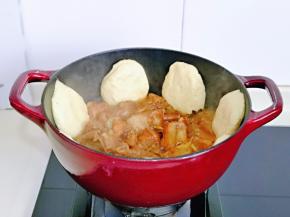 再做出椭圆形，贴在个铁锅的一圈，排骨按个人口味加入盐，盖上盖子，小火20分钟，关火焖2分钟。