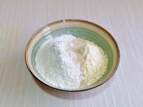 首先将玉米面，白面，白砂糖，称重混合再一个思路中，再加入酵母粉。