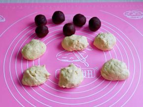 发酵好的面团分割成6等份，再准备好豆沙馅。