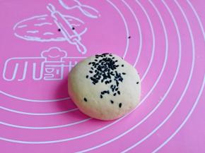 再撒上黑芝麻，用掌心轻轻压扁，依次做完。