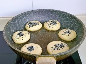 起油锅，摆放上饼胚，并间隔距离，小火烙饼。