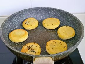 盖上盖子各烙3分钟，两面金黄关火出锅。