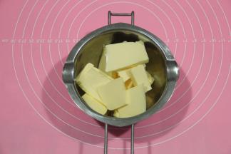 要先将黄油提前切小块软化备用，可以室温，时间不够也可以烤箱发酵档进行软化。