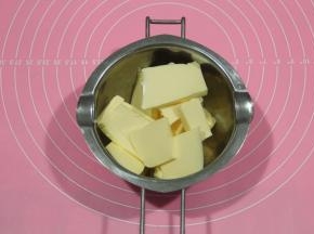 要先将黄油提前切小块软化备用，可以室温，时间不够也可以烤箱发酵档进行软化。