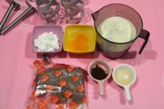 模具清洗干净，擦干，放在铺有油纸的烤盘上。准备好其他材料。