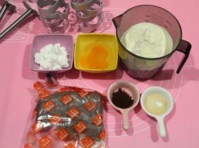 模具清洗干净，擦干，放在铺有油纸的烤盘上。准备好其他材料。