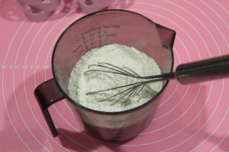 低粉，奶粉，用手动打蛋器混合一下。