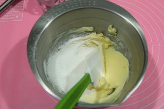 黄油软化到可以轻易用刮刀抹开，加入糖粉。