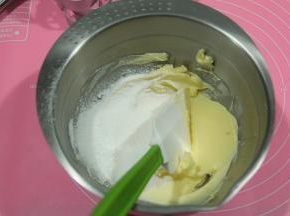 黄油软化到可以轻易用刮刀抹开，加入糖粉。