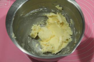 用刮刀稍微混合一下，看不见糖粉即可，防止打发时候糖粉飞溅。