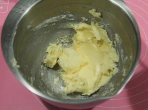 用刮刀稍微混合一下，看不见糖粉即可，防止打发时候糖粉飞溅。