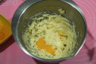 分3次加入常温全蛋液。每次加入都要打到全部吸收再加下一次，知道蛋液全部加完。一定要常温蛋液，防止温差使黄油油水分离。