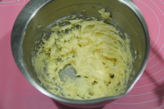 用电动打蛋器中速顺一个方向进行打发。打到黄油变白，蓬松羽毛状。如图，体积明显变大，盆边的用刮刀刮下，要全部打到。