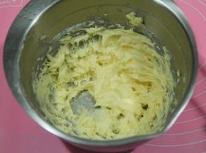 用电动打蛋器中速顺一个方向进行打发。打到黄油变白，蓬松羽毛状。如图，体积明显变大，盆边的用刮刀刮下，要全部打到。