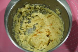 蛋液全部加完后，加入一点点香草精，增加风味，没有就省略。