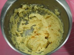 蛋液全部加完后，加入一点点香草精，增加风味，没有就省略。