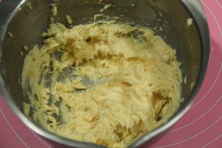 再低速打几圈就可以，如图就是打发好的黄油糊，顺滑细腻，蓬松。