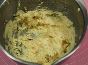 再低速打几圈就可以，如图就是打发好的黄油糊，顺滑细腻，蓬松。