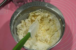 然后筛入全部粉类，切拌按压至无干粉。如果不好操作，可以带手套按压操作。