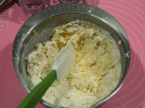 然后筛入全部粉类，切拌按压至无干粉。如果不好操作，可以带手套按压操作。