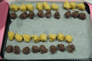 分皮分馅料，我这个是市售的月饼用馅料。也可以替换自己喜欢的馅料。花型20克皮，16克馅料，凤梨形15克皮，13克馅料。带PVC手套，分好馅料，搓成球。关于分量。根据自己模具大小，把皮料按压入模具8-9分满，称量一下，得出需要填入材料的重量，根据比例来，可以皮：馅料=1:1，也可以皮少，馅料多。或者怕不好操作，皮可以多，馅料少。