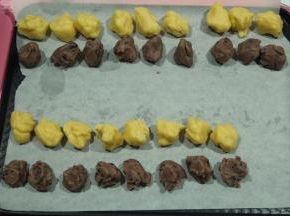 分皮分馅料，我这个是市售的月饼用馅料。也可以替换自己喜欢的馅料。花型20克皮，16克馅料，凤梨形15克皮，13克馅料。带PVC手套，分好馅料，搓成球。关于分量。根据自己模具大小，把皮料按压入模具8-9分满，称量一下，得出需要填入材料的重量，根据比例来，可以皮：馅料=1:1，也可以皮少，馅料多。或者怕不好操作，皮可以多，馅料少。