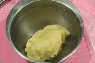 不要过度揉，无干粉均匀即可。这是操作好的面团，手速慢可以装入保鲜袋，防止变干。很好操作，不粘手。