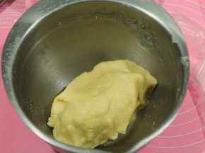 不要过度揉，无干粉均匀即可。这是操作好的面团，手速慢可以装入保鲜袋，防止变干。很好操作，不粘手。