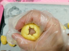 用虎口轻轻往上推，收口，很容易，不会裂开。收口收紧。