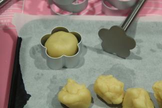 然后略微搓长，放入模具里，用手掌略微往下压到模具里。