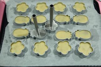 最后用压杆往下压平。用力要均匀，不要一边高一边低，8分满即可，烘烤会膨胀。预热烤箱上180度，下170度。