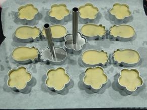 最后用压杆往下压平。用力要均匀，不要一边高一边低，8分满即可，烘烤会膨胀。预热烤箱上180度，下170度。