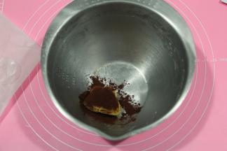 剩余的35克面团加入可可粉，揉匀成可可面团。