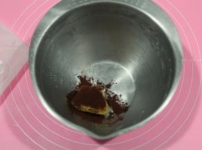 剩余的35克面团加入可可粉，揉匀成可可面团。