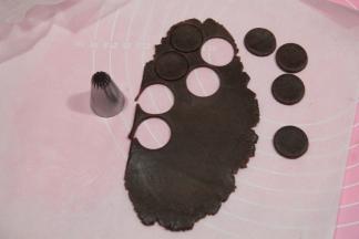 放在油纸上擀开成2毫米薄片，用中号裱花嘴刻出圆形薄片。