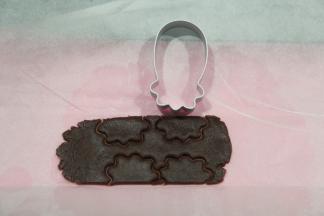 用凤梨形模具的上半部分刻出可可色图案。