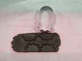 用凤梨形模具的上半部分刻出可可色图案。