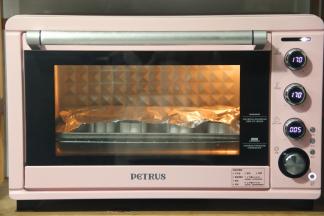 放入烤箱中层（我的放在中层偏下了），转上下170，烤35分钟，有图案，不想上色太过，所以我全程盖了锡纸，不想盖锡纸也可以，可以转上下165，烤25分钟左右。