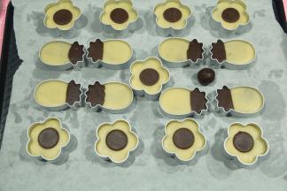 分别将圆片放在花型酥中心，凤梨形放入相应位置，再次用压杆轻轻压平，让两部分粘合在一起。