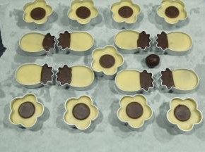 分别将圆片放在花型酥中心，凤梨形放入相应位置，再次用压杆轻轻压平，让两部分粘合在一起。