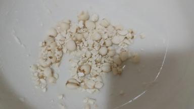 川贝用擀面杖压成粉末。