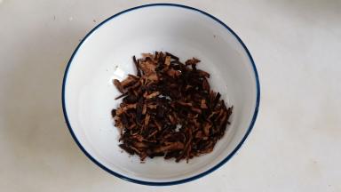 陈皮剪碎，剪得越碎越好，也可以和川贝一起打成粉末。