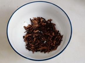 陈皮剪碎，剪得越碎越好，也可以和川贝一起打成粉末。