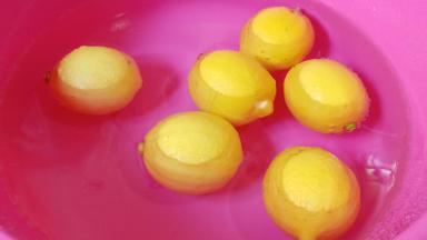 柠檬用清水洗干净。