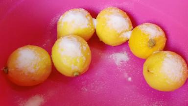 用盐搓去表面的蜡。