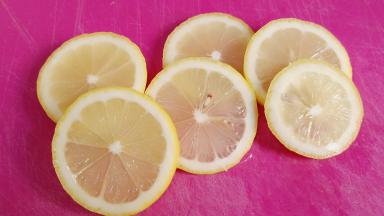 柠檬擦干净表面的水份，切成片。